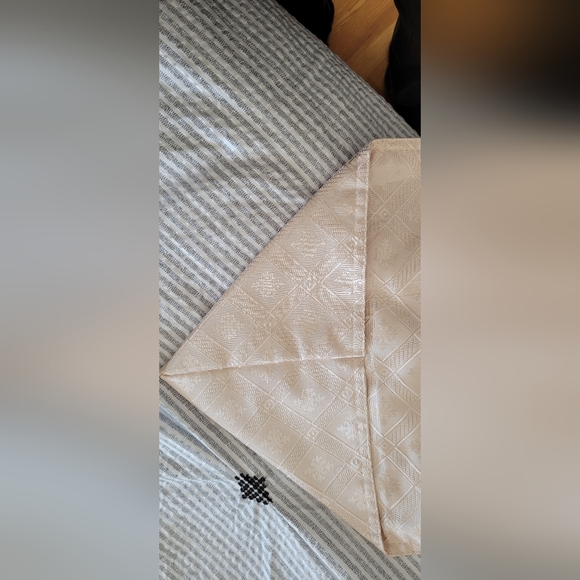 ๐ Beige Tablecloth Runner - Picture 3 of 5